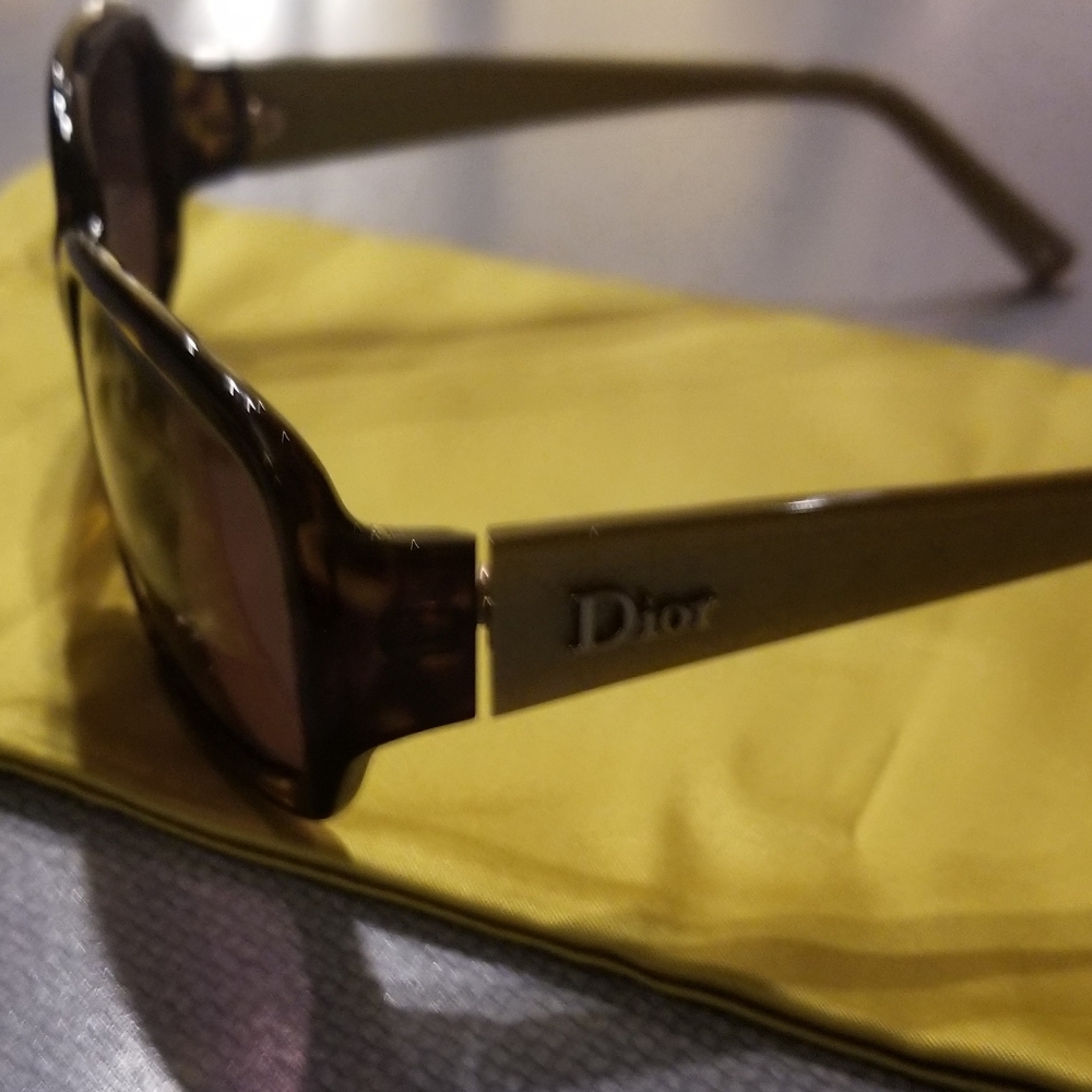 Sunglasses - Picture 3 of 4